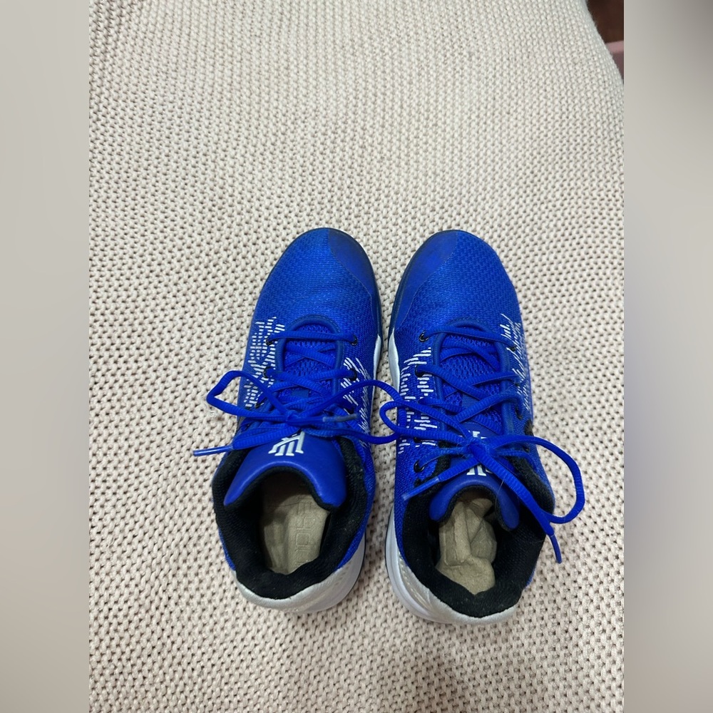Nike Kyrie Flytrap 2 size 5.5 Youth Blue & White